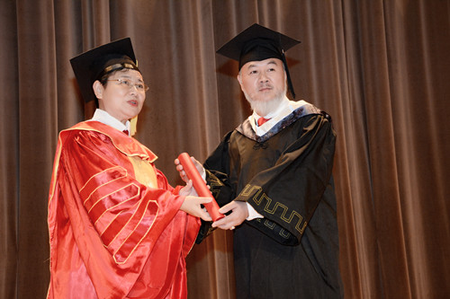 张建华副书记为中医学七年制(夜间制)毕业生授学士学位