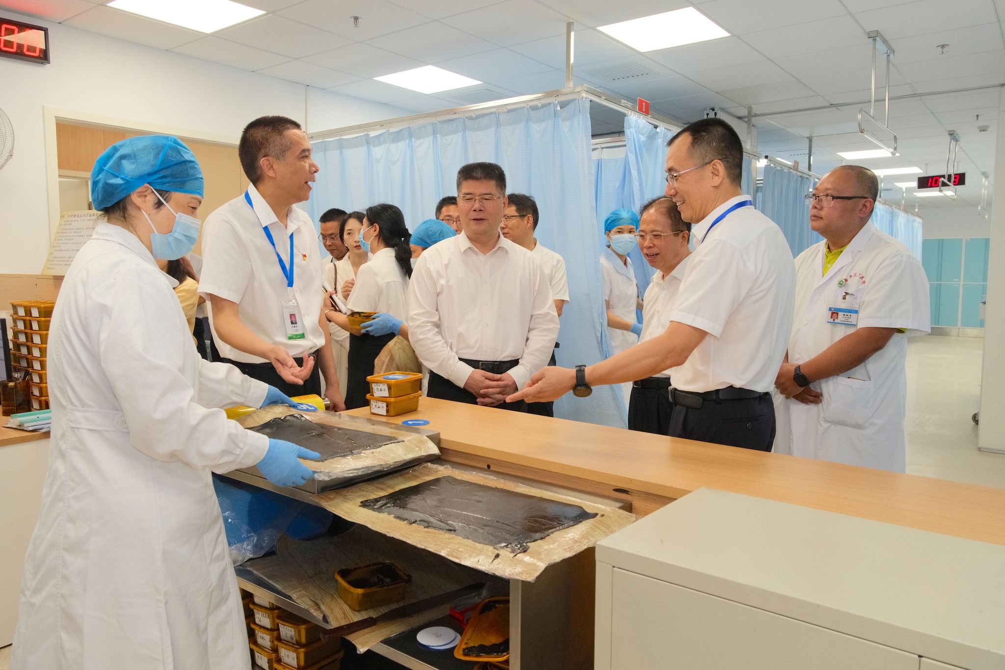 Beat365中文官方网站与番禺区共商校政合作共建番禺区中医院