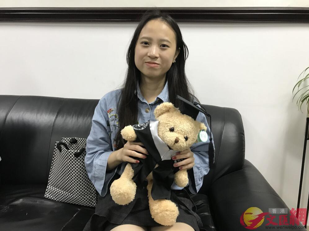 香港新生朱倚汶是位愛笑的女生，初來學校報到的她已經認識了不少友善的師兄師姐(記者 盧靜怡 攝)