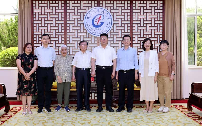 陈文锋会见优秀校友梁颂名教授