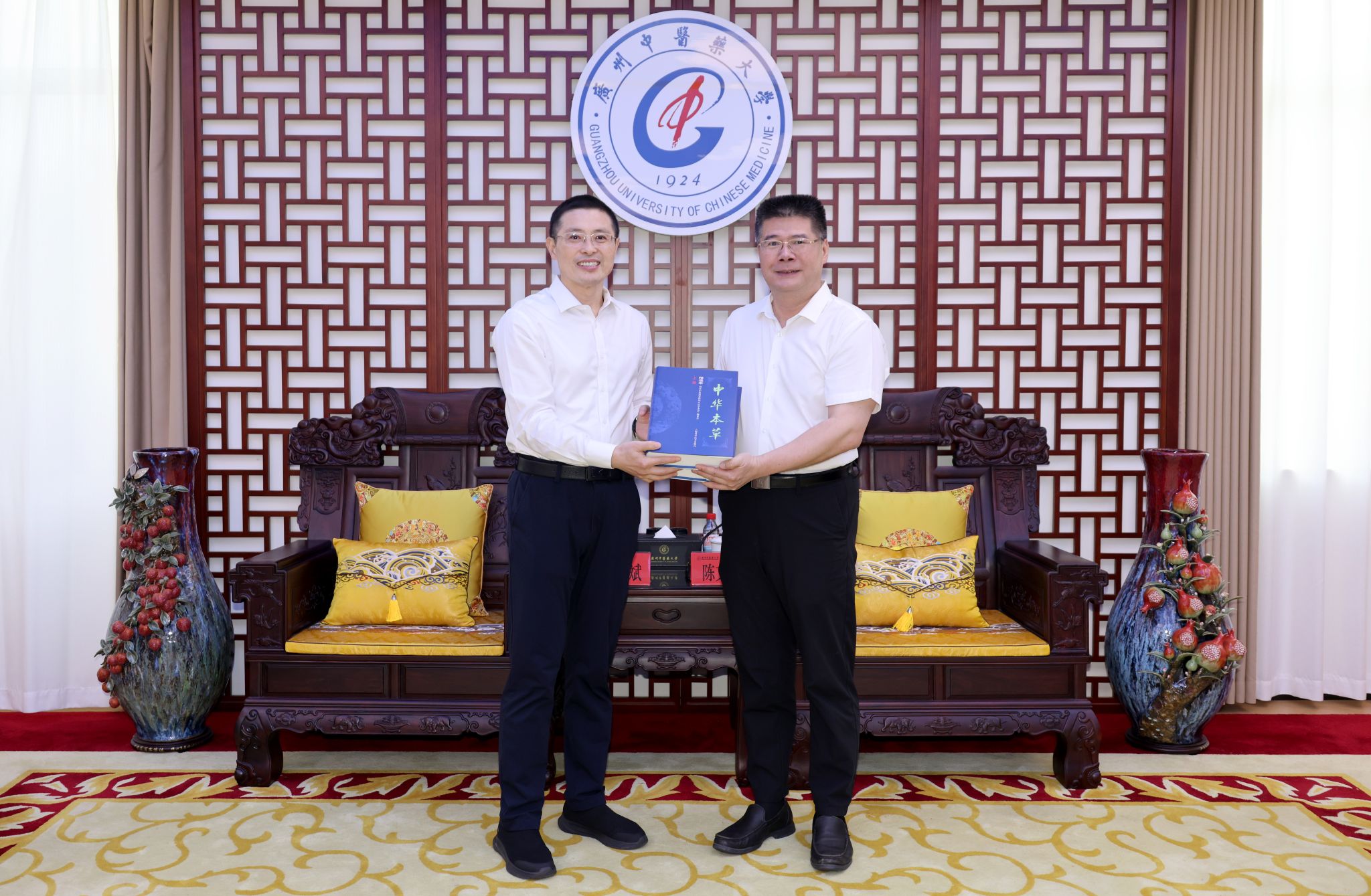 南京中医药大学党委书记乔学斌、校长程海波来校调研交流