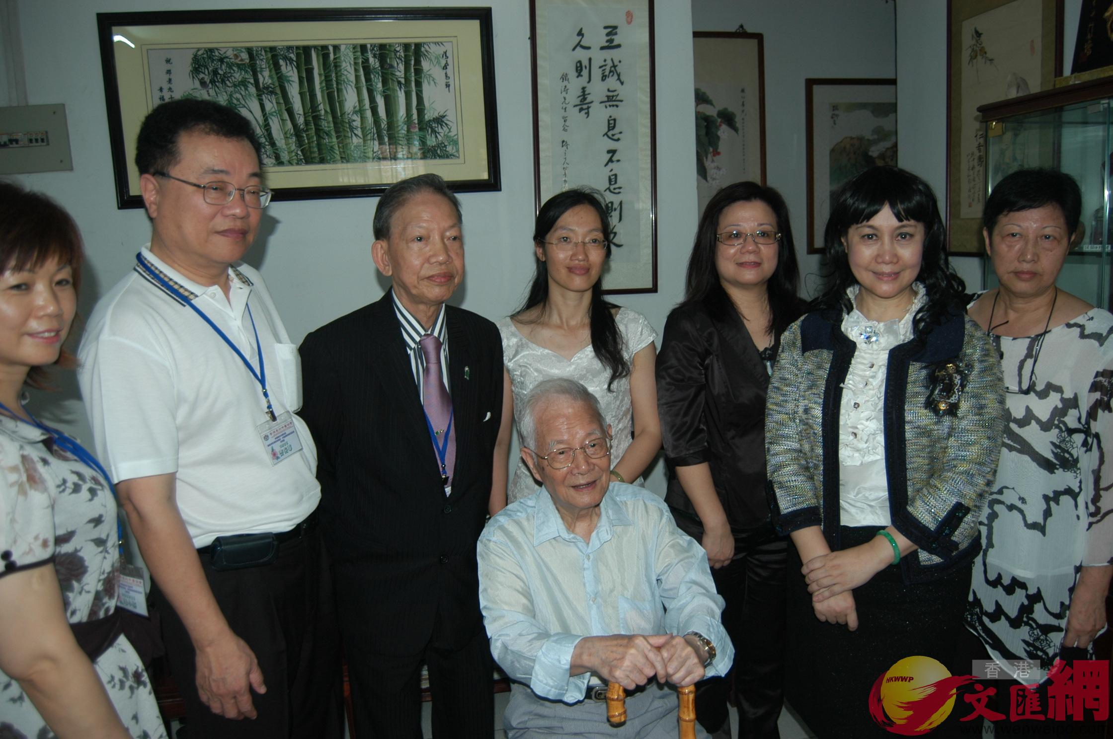 2010年，香港表列中醫協會交流團拜訪鄧鐵濤 敖敏輝攝