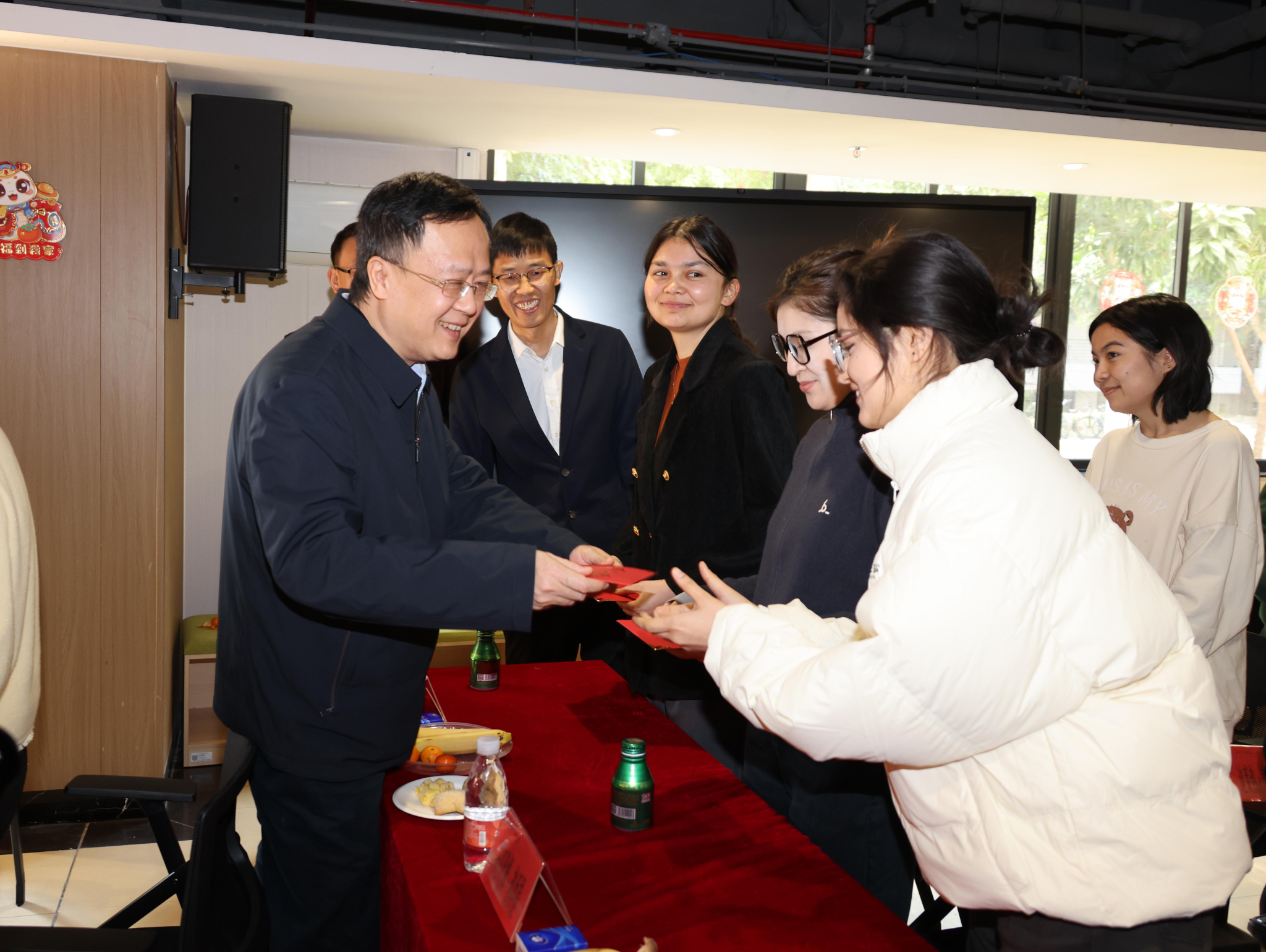 省委教育工委、省教育厅慰问组来Beat365中文官方网站走访慰问寒假留校新疆籍学生及少数民族专职辅导员