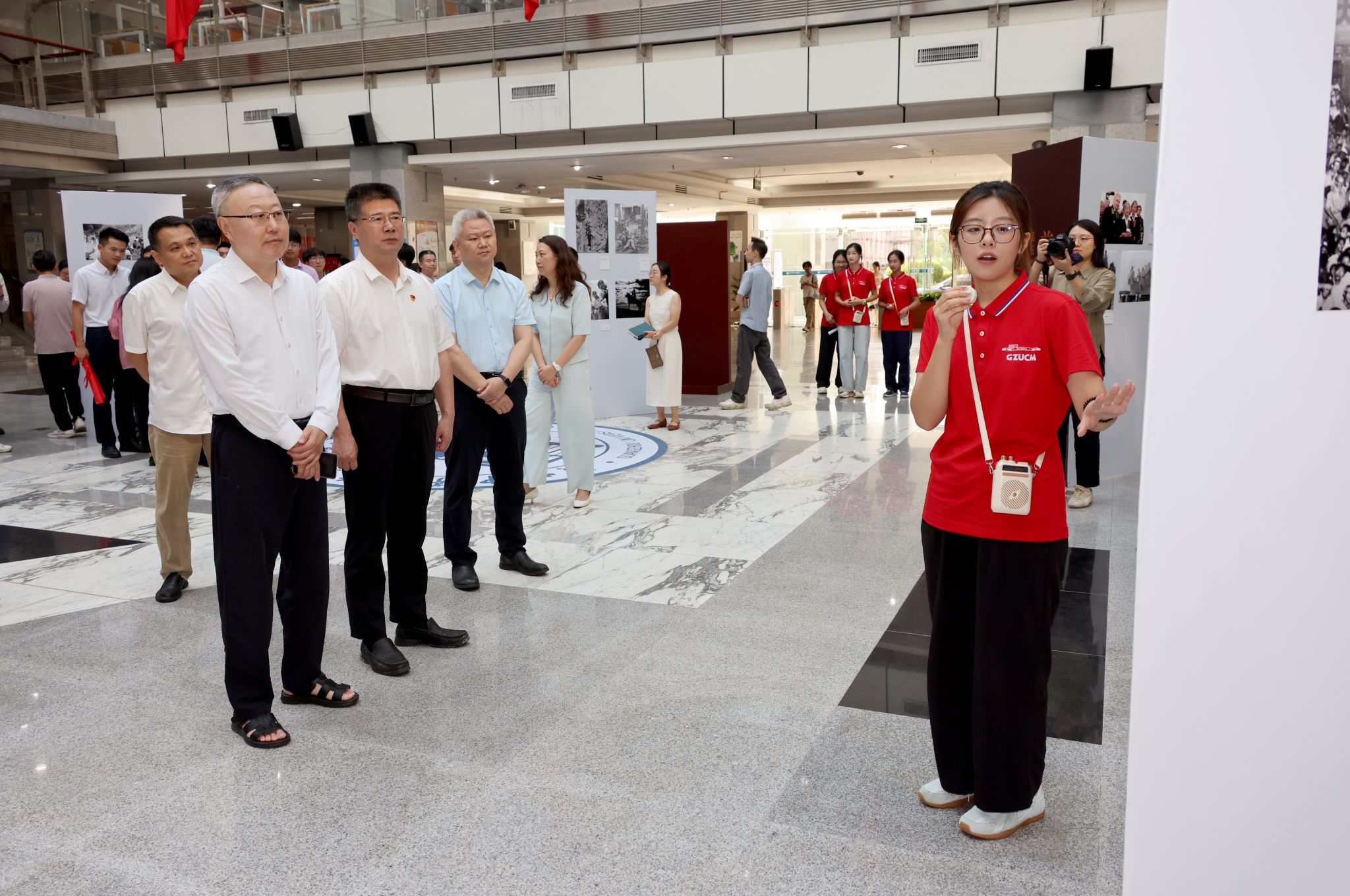 “国社之镜·世纪光影之人民必胜”图片展Beat365中文官方网站分展暨新华社进校园活动举行