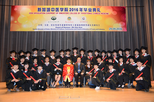 张建华副书记,新加坡中医学院项平院长与联办课程的全日制5年中医学士毕业生合影