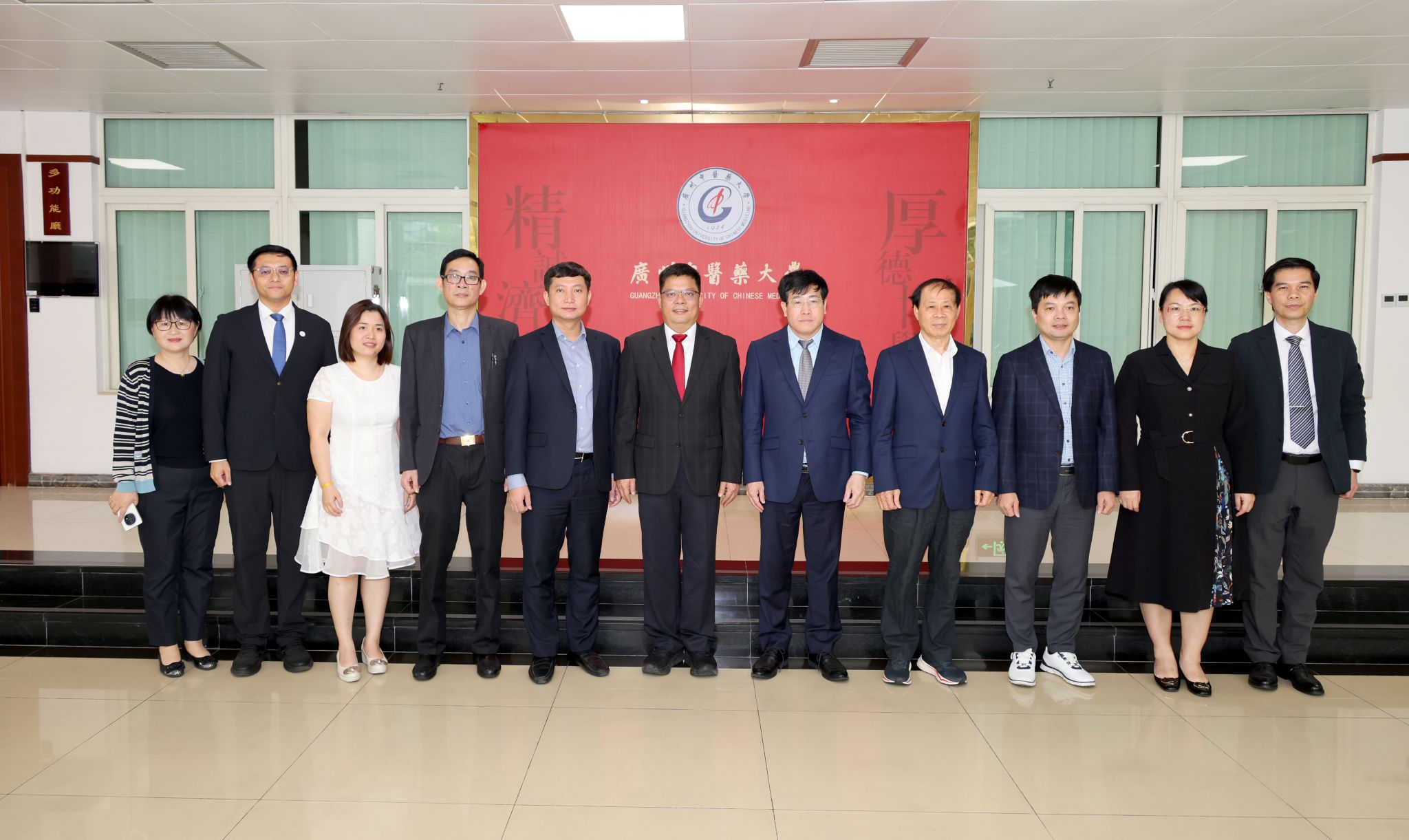 Beat365中文官方网站与越南菲尼卡大学深化中医药领域合作